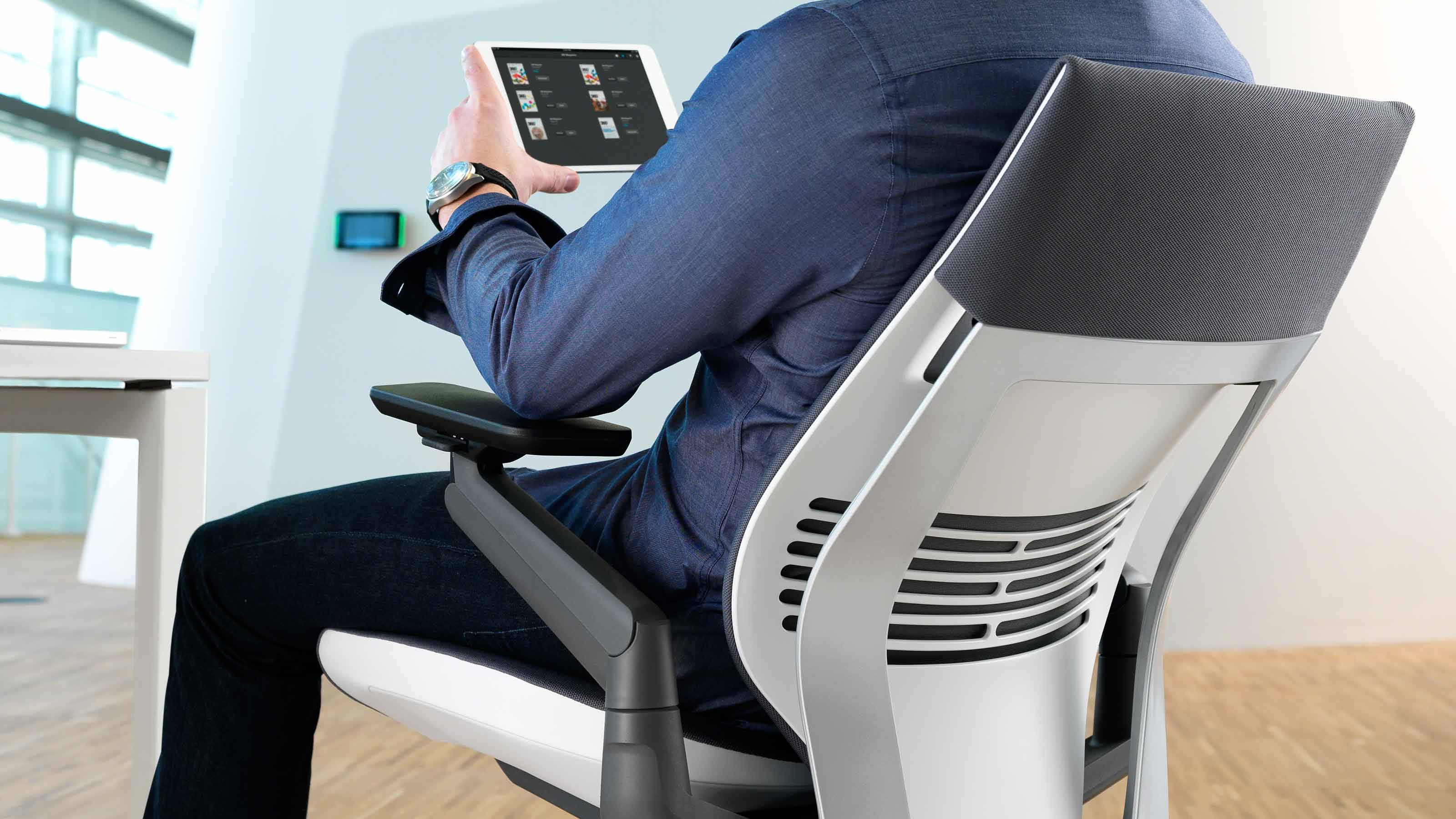 gesture-chair-tablet-13-0004200.jpg