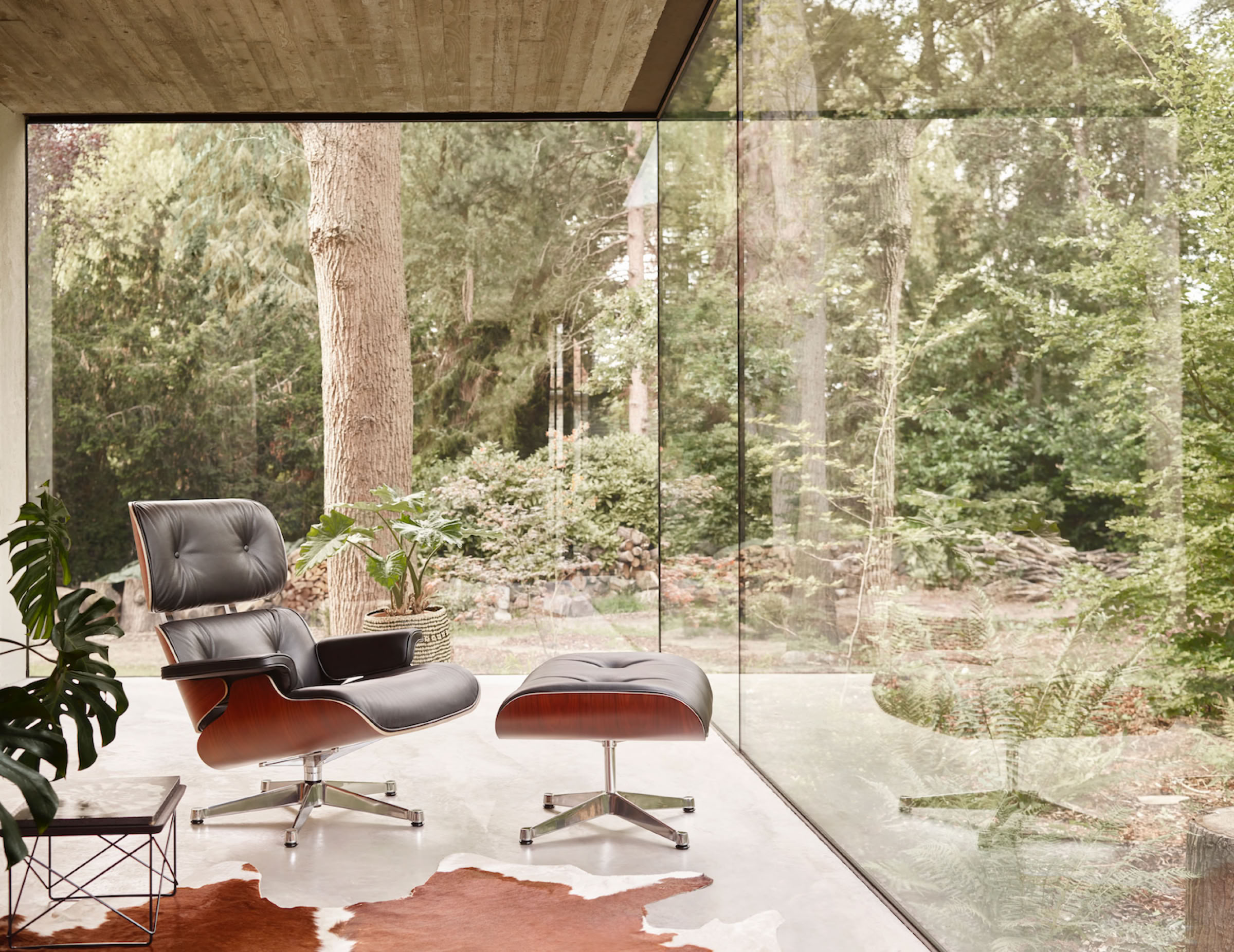 2937849_eames-lounge-chair-ottoman-occasional-table-ltr_master-2400.jpg