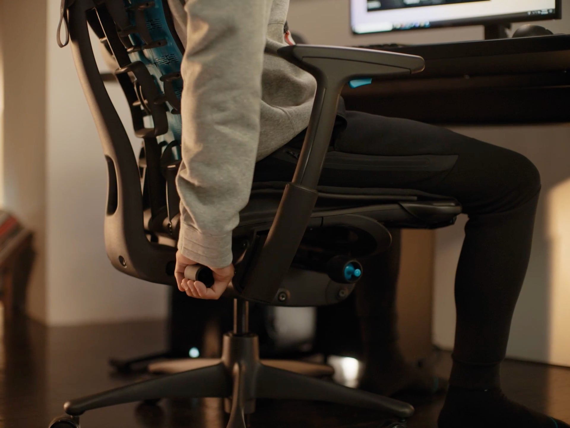 검은색 Embody Gaming Chair에서 Backfit을 조정하는 사람 손의 클로즈_.jpeg