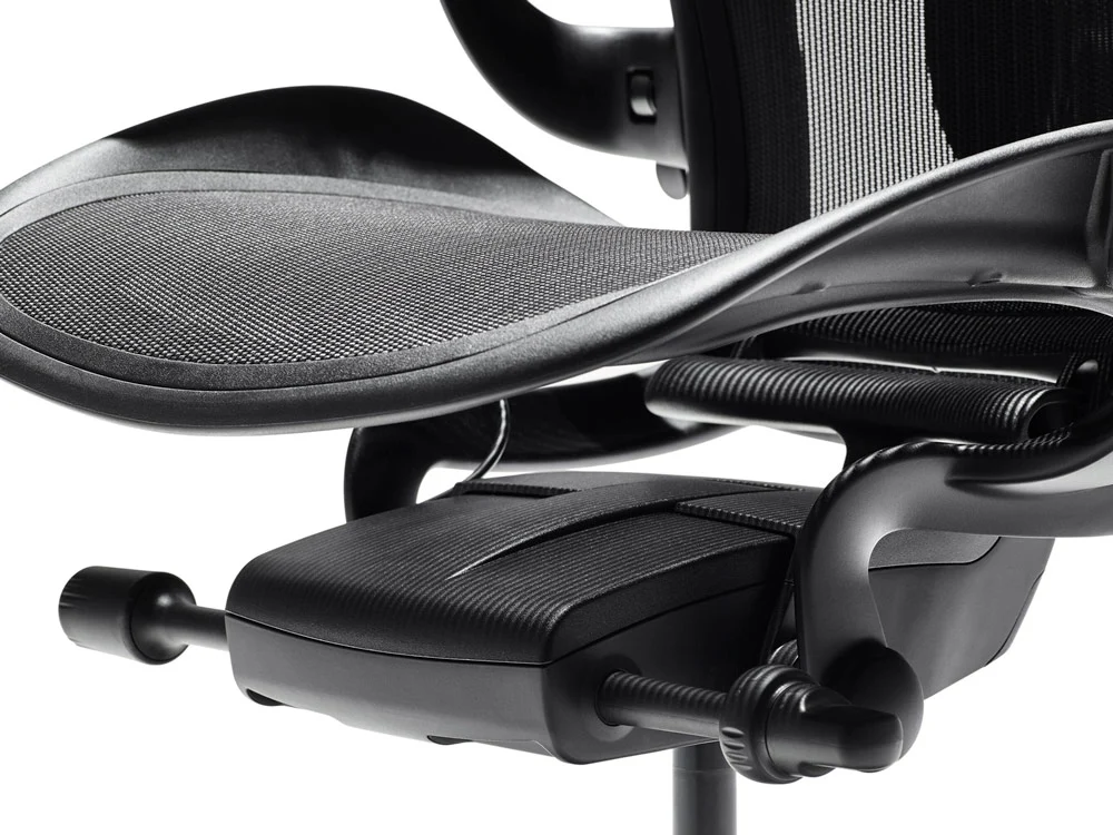 03-Aeron_Buying_Guide-Tilt_Recline.webp