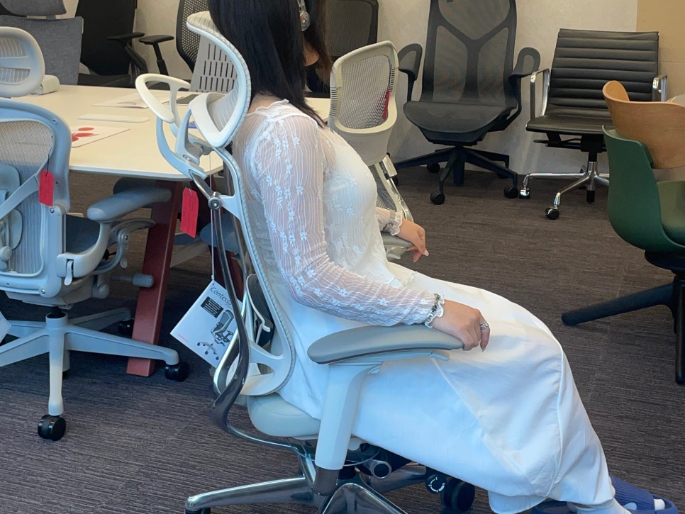 When Architects and Car Designers Build Office Chairs: Okamura's MUKU and Contessa II