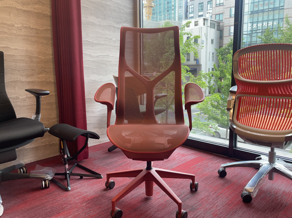 Simple Is Best: 4 Ergonomic Chairs That Require Zero Setup