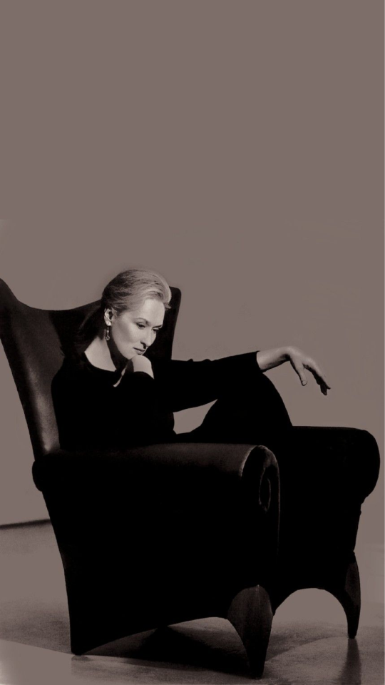 The Devil Wears Prada and the Power of the FK Chair: How Cinema Uses Seating to Define Character