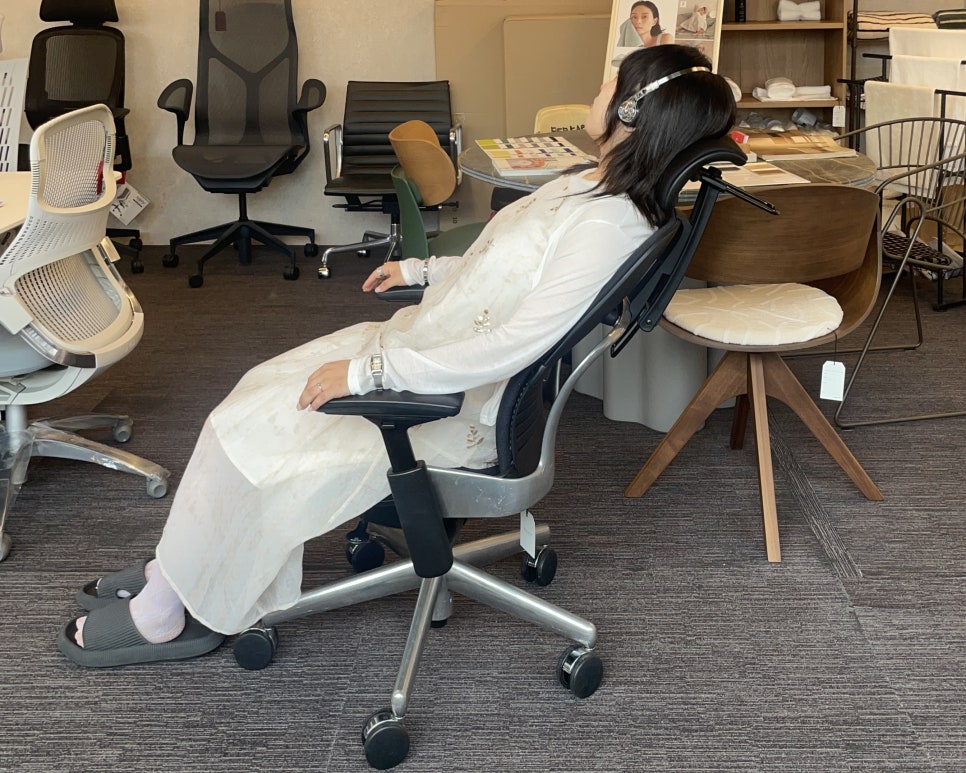 Steelcase Leap vs. Gesture: Which High-End Ergonomic Chair Is Right for You?
