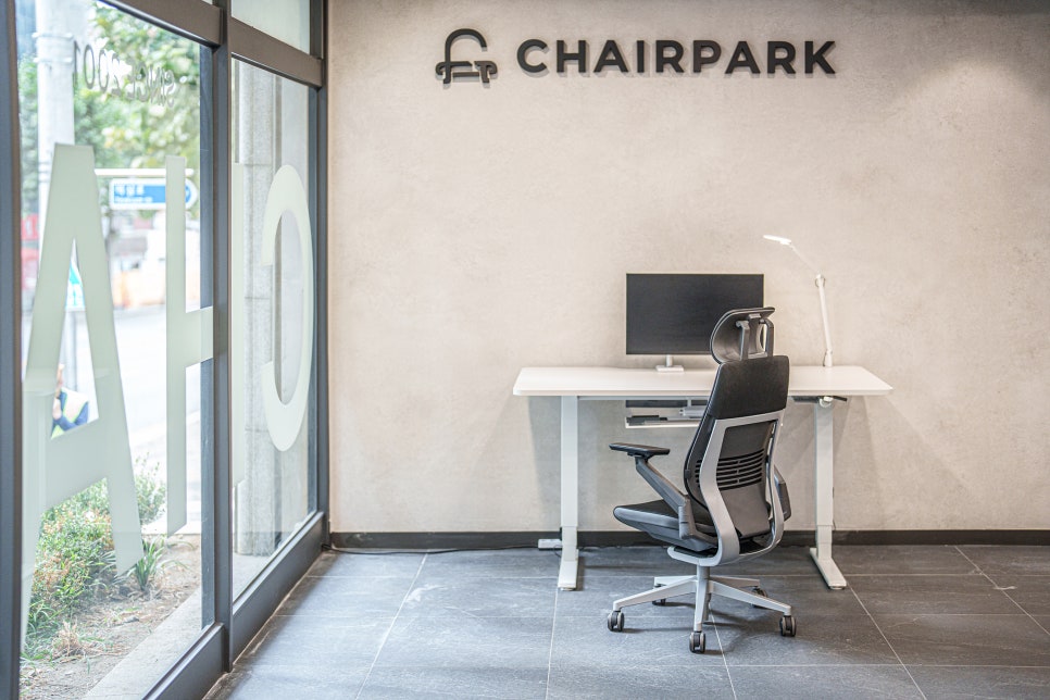 How to Choose an Office Chair for Tall People and Back Pain Sufferers