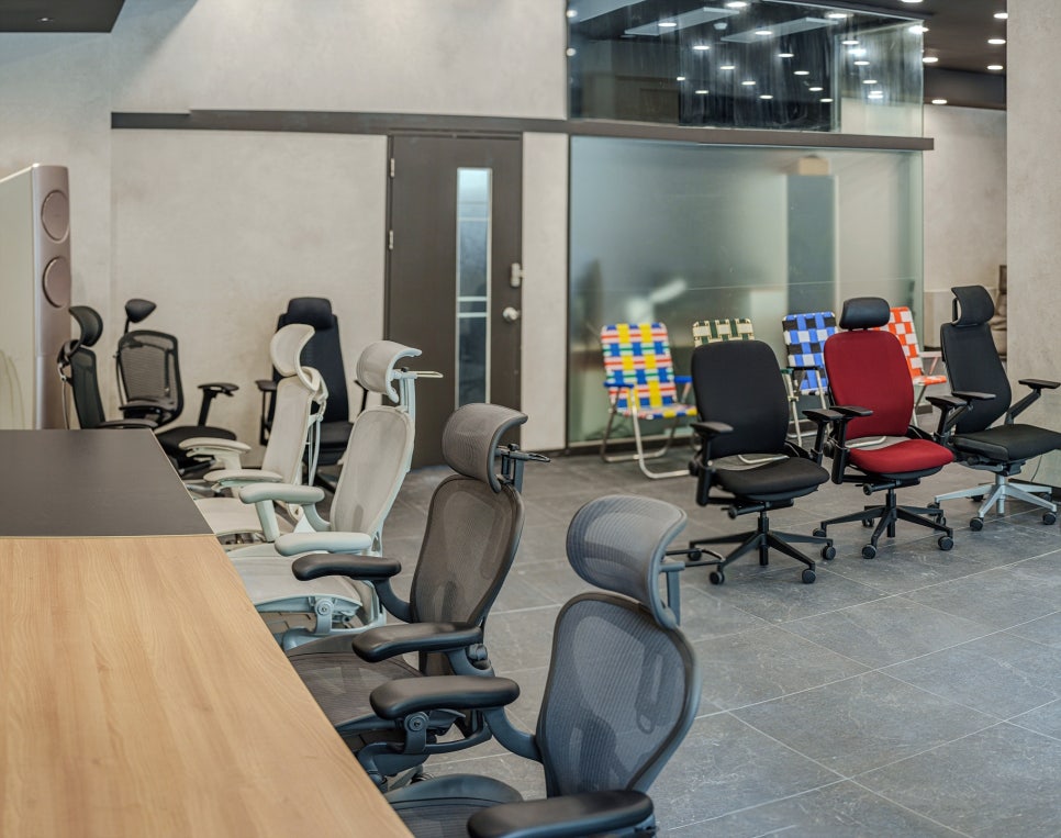 Why You Must Test Sit Before Buying an Office Chair: An Ergonomist's Perspective