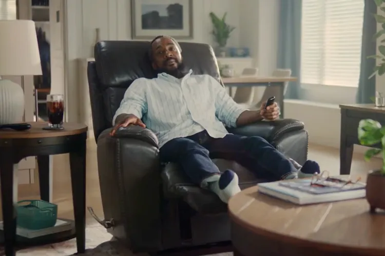 La-Z-Boy’s recliners and sofas are getting built-in Klipsch speakers - The Verge